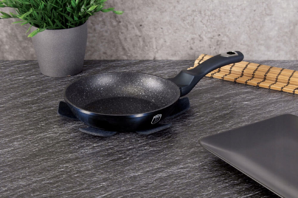 Patelnia BERLINGER HAUS Metallic Line Aquamarine Edition BH-1871 24 cm do każdej kuchni patelnia leży na ciemnym blacie czarna marmurkowa powierzchnia niebieska powłoka z zewnątrz ciemny uchwyt