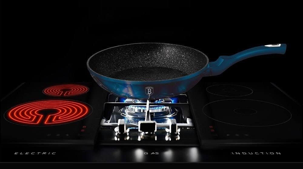 Patelnia BERLINGER HAUS Metallic Line Aquamarine Edition BH-1871 24 cm ciemne tło patelnia stoi na palniku czarna marmurkowa powierzchnia niebieska powłoka na zewnątrz ciemny uchwyt średnica 24 cm stylowy design solidne wykonanie z odlewu aluminium wytrzymałe tworzywo sztuczne trwałość estetyka szybko się nagrzewa długo utrzymuje ciepło efektywne gotowanie do codziennego użytku wygoda komfort 