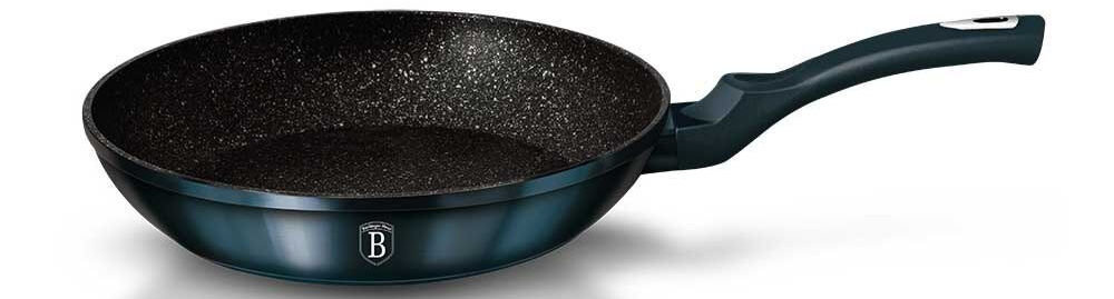 Patelnia BERLINGER HAUS Metallic Line Aquamarine Edition BH-1871 24 cm patelnia lezy bokiem czarna marmurkowa powierzchnia niebieska powłoka na zewnątrz ciemny chwyt białe tło trójwarstwowa powłoka marmurowa nie zawiera szkodliwego PFOA bezpieczny dla zdrowia nieprzywierająca powierzchnia smażenie z minimalną ilością tłuszczu dla osób dbających o zdrowy tryb życia komfort łatwość użytkowania w kuchni 