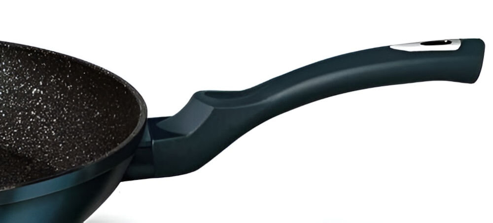 Patelnia BERLINGER HAUS Metallic Line Aquamarine Edition BH-1871 24 cm zbliżenie na uchwyt srebrne elementy białe tło wszechstronny produkt na wszystkich rodzajach kuchenek indukcyjnych, gazowych, ceramicznych, halogenowych elektrycznych Ergonomiczny uchwyt typu Soft Touch pewny chwyt nie nagrzewa się bezpieczeństwo podczas gotowania możliwość mycia patelni w  zmywarce 