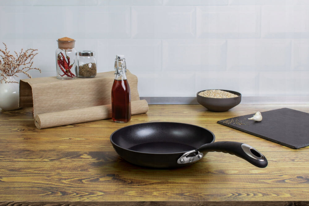 Patelnia BERLINGER HAUS Black Professional Line BH/6116 24 cm patelnia na blacie rączka metal silikon czarna deska przyprawy