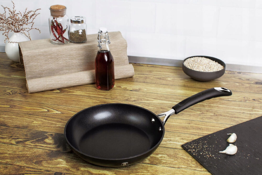 Patelnia BERLINGER HAUS Black Professional Line BH/6116 24 cm patelnia na blacie rączka metal silikon czarna deska przyprawy średnica 24 cm pojemność 1,7 l wysoka jakość kutego aluminium trwałość potrójna powłoka granitowa powierzchnia odporna na zarysowania zapobieganie przywieraniu wygoda jakość powłoka granitowa smażenie na minimalnej ilości tłuszczu zdrowsze potrawy zachowanie naturalnego smaku