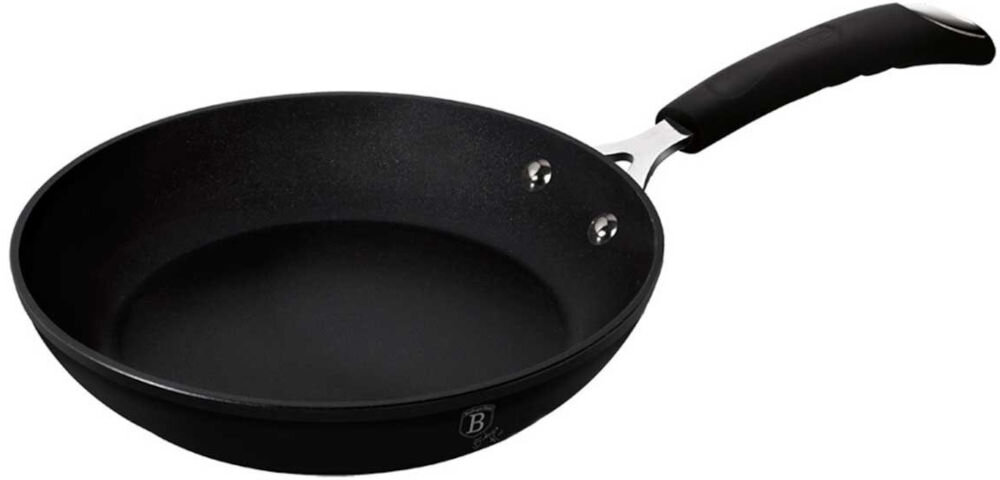 Patelnia BERLINGER HAUS Black Professional Line BH/6116 24 cm patelnia czarna powłoka logo uchwyt białe tło wygoda użytkowania możliwość mycia w zmywarce ułatwienie utrzymania w czystości wysoka jakość naczyń kuchennych funkcjonalność estetyka