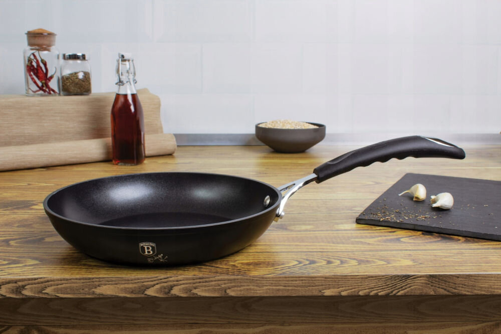 Patelnia BERLINGER HAUS Black Professional Line BH/6117 28 cm patelnia na blacie rączka metal silikon czarna deska przyprawy logo na patelni system Turbo Induction szybkie nagrzewanie oszczędność do 35 % energii dno patelni efektywne rozprowadzanie ciepła równomierne smażenie możliwość użytkowania na wszystkich rodzajach kuchenek gazowe elektryczne ceramiczne halogenowe indukcyjne wszechstronne narzędzie   