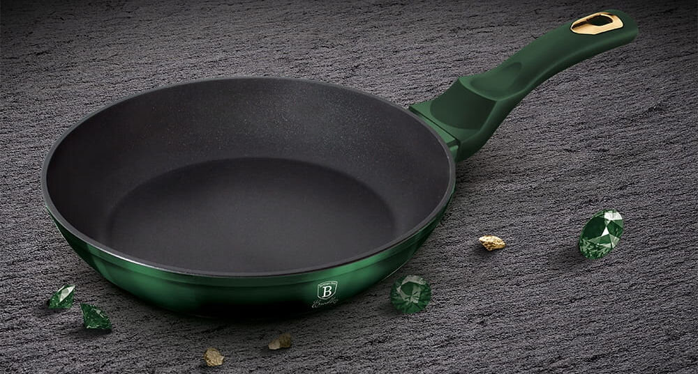 Patelnia BERLINGER HAUS Emerald Edition BH/6048 28 cm patelnia zielona na zewnątrz czarna w środku rozsypane kamienie obok ciemne tło do każdej kuchni 