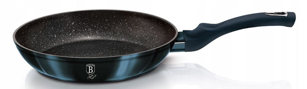 Patelnia BERLINGER HAUS Metallic Line Aquamarine Edition BH/1872 28 cm patelnia leży bokiem czarny marmurkowy środek na zewnątrz niebieska powłoka uchwyt białe tło średnica 28 cm stylowy design solidne wykonanie z odlewu aluminium wytrzymałe tworzywo sztuczne trwałość estetyka szybko się nagrzewa długo utrzymuje ciepło efektywne gotowanie do codziennego użytku wygoda komfort 