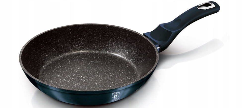 Patelnia BERLINGER HAUS Metallic Line Aquamarine Edition BH/1872 28 cm patelnia niebieska powłoka czarne marmurkowe dno białe tło trójwarstwowa powłoka marmurowa nie zawiera szkodliwego PFOA bezpieczny dla zdrowia nieprzywierająca powierzchnia smażenie z minimalną ilością tłuszczu dla osób dbających o zdrowy tryb życia komfort łatwość użytkowania w kuchni 
