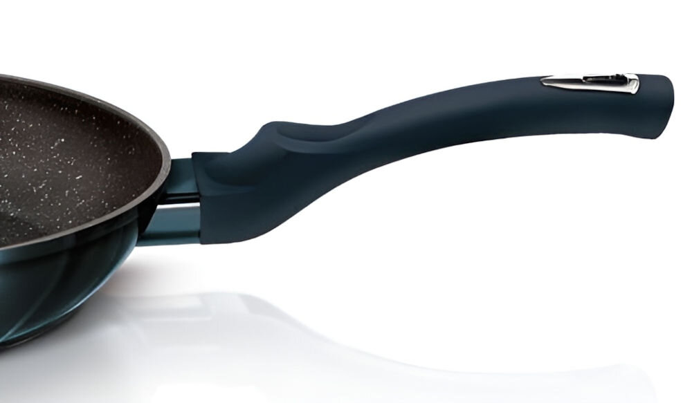 Patelnia BERLINGER HAUS Metallic Line Aquamarine Edition BH/1872 28 cm zbliżenie na uchwyt granatowy elementy srebrnego białe tło wszechstronny produkt na wszystkich rodzajach kuchenek indukcyjnych, gazowych, ceramicznych, halogenowych elektrycznych Ergonomiczny uchwyt typu Soft Touch pewny chwyt nie nagrzewa się bezpieczeństwo podczas gotowania możliwość mycia patelni w  zmywarce 