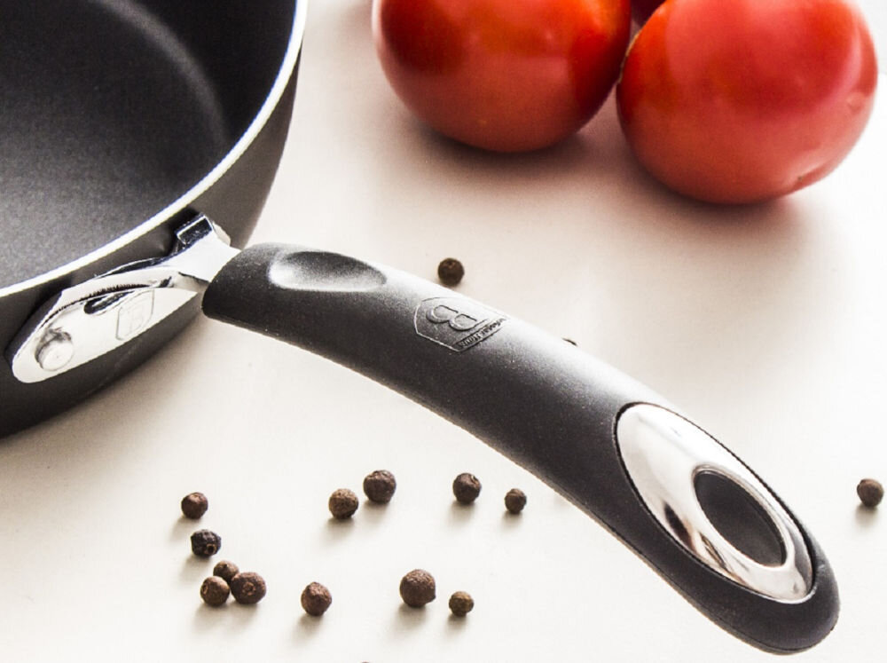 Patelnia BERLINGER HAUS Black Professional Line BH/6120 26 cm blat warzywa ziarna patelnia uchwyt stal silikon czarny ergonomiczny uchwyt połączenie stali nierdzewnej i silikonu pewny wygodny chwyt odporność na wysokie temperatury nie nagrzewa się materiały wolne od PFOA ołowiu i kadmu bezpieczny dla zdrowia przyjazny dla środowiska 