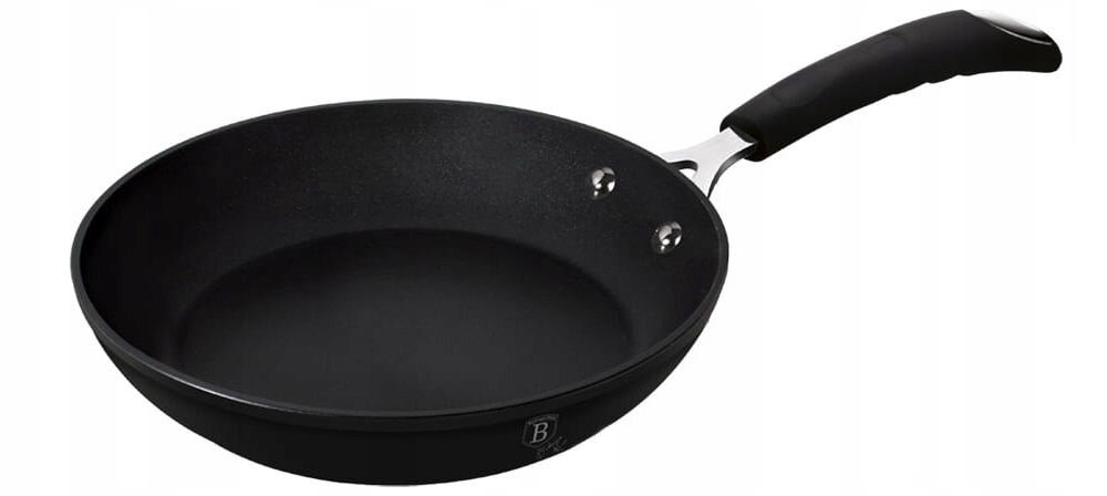 Patelnia BERLINGER HAUS Black Professional Line BH/6118 30 cm patelnia czarna powłoka logo uchwyt białe tło wygoda użytkowania możliwość mycia w zmywarce ułatwienie utrzymania w czystości całkowicie bezpieczna dla zdrowia i środowiska nie zawiera szkodliwych substancji PFOA ołowiu kadmu wysoka jakość naczyń kuchennych funkcjonalność estetyka bezpieczeństwo użytkowania