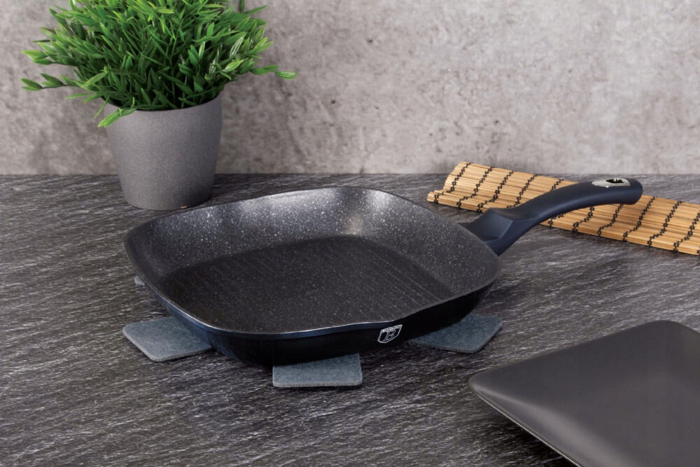 Patelnia grillowa BERLINGER HAUS Metallic Line Aquamarine Edition BH/1873 28 cm patelnia leży bokiem na blacie czarna marmurkowa powierzchnia w środku niebieska powłoka na zewnątrz ciemny uchwyt średnica 28 cm stylowy design solidne wykonanie z odlewu aluminium wytrzymałe tworzywo sztuczne trwałość estetyka szybko się nagrzewa długo utrzymuje ciepło efektywne gotowanie do codziennego użytku wygoda komfort