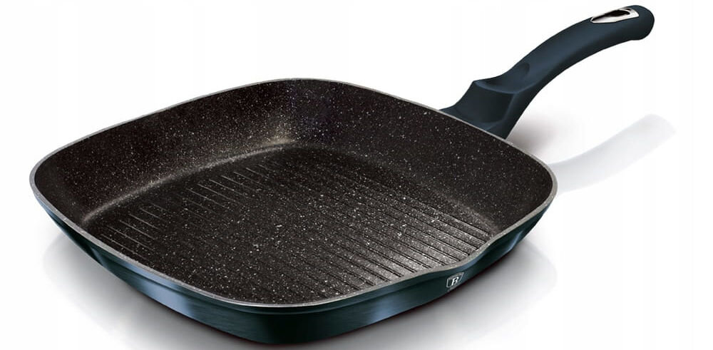 Patelnia grillowa BERLINGER HAUS Metallic Line Aquamarine Edition BH/1873 28 cm patelnia czarna marmurkowa ciemny uchwyt wyżłobienia do grillowania białe tło trójwarstwowa powłoka marmurowa nie zawiera szkodliwego PFOA bezpieczny dla zdrowia nieprzywierająca powierzchnia smażenie z minimalną ilością tłuszczu dla osób dbających o zdrowy tryb życia komfort łatwość użytkowania w kuchni