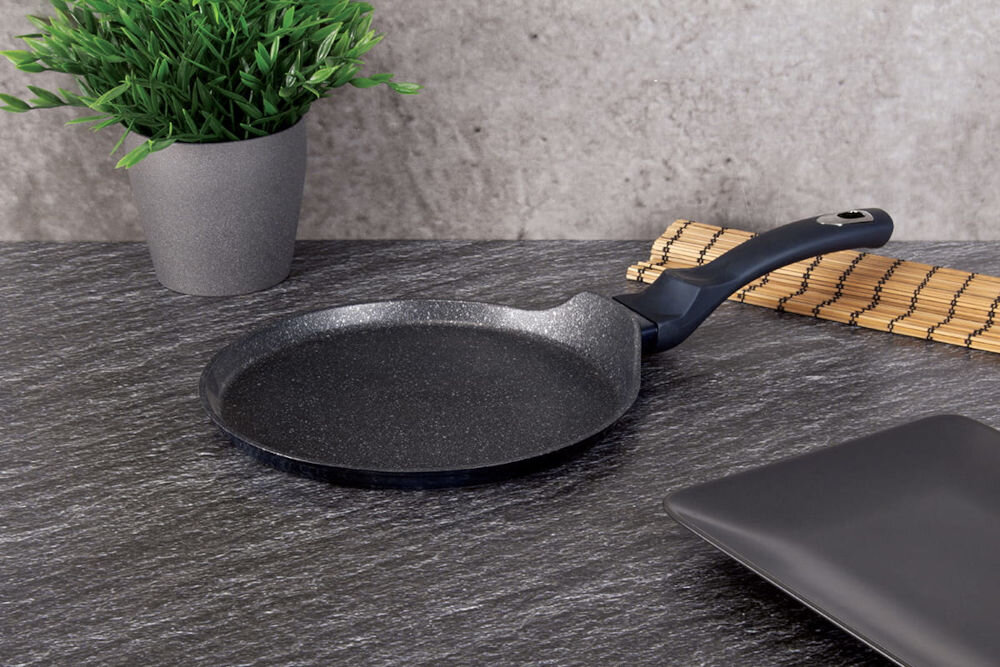 Patelnia BERLINGER HAUS do naleśników Metallic Line Aquamarine Edition BH/1876 25 cm do każdej kuchni patelnia leży na ciemnym blacie czarna marmurkowa powłoka ciemny uchwyt