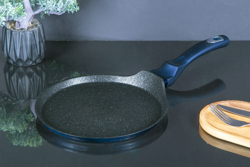 Patelnia BERLINGER HAUS do naleśników Metallic Line Aquamarine Edition BH/1876 25 cm patelnia lezy na ciemnym blacie czarna powłoka marmurkowa na zewnątrz niebieska powłoka uchwyt srebrne elementy trójwarstwowa powłoka marmurowa nie zawiera szkodliwego PFOA bezpieczny dla zdrowia nieprzywierająca powierzchnia smażenie z minimalną ilością tłuszczu dla osób dbających o zdrowy tryb życia komfort łatwość użytkowania w kuchni