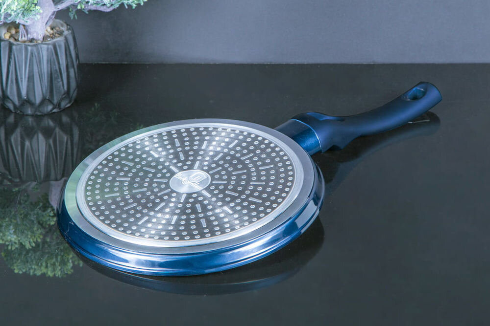 Patelnia BERLINGER HAUS do naleśników Metallic Line Aquamarine Edition BH/1876 25 cm spód patelni srebrny niebieska powłoka na zewnątrz uchwyt wszechstronny produkt na wszystkich rodzajach kuchenek indukcyjnych, gazowych, ceramicznych, halogenowych elektrycznych Ergonomiczny uchwyt typu Soft Touch pewny chwyt nie nagrzewa się bezpieczeństwo podczas gotowania możliwość mycia patelni w  zmywarce