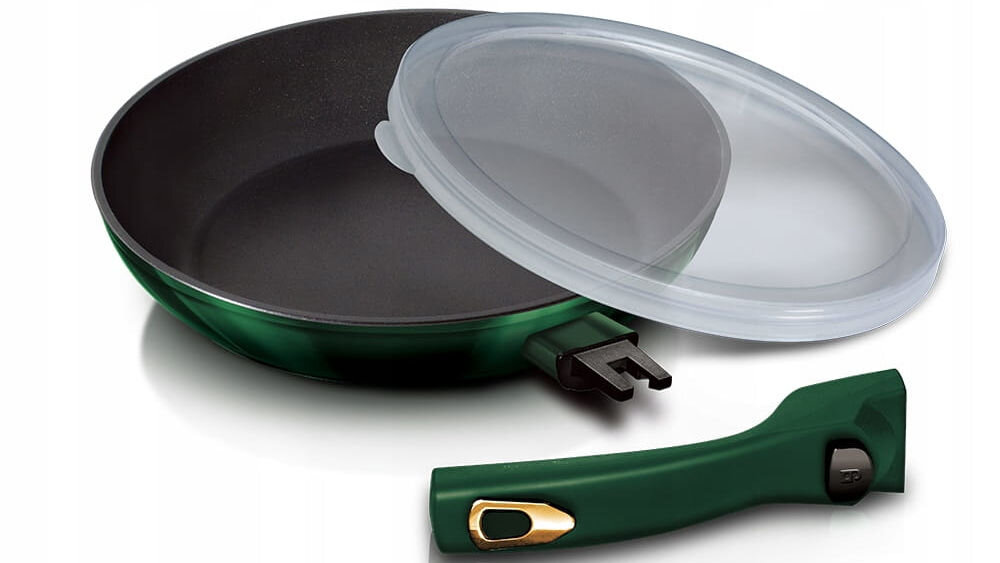 Patelnia BERLINGER HAUS Emerald Edition BH/6087 24 cm zielona patelnia odpinana rączka leży obok elementy złotego pokrywka metaliczna zielona powłoka zewnętrzna stylowo się prezentuje dołączona pokrywka wygodne przechowywanie potraw do wszystkich rodzajów kuchenek gazowe elektryczne ceramiczne halogenowe indukcyjne zdejmowany uchwyt łatwe przechowywanie funkcjonalność estetyka 