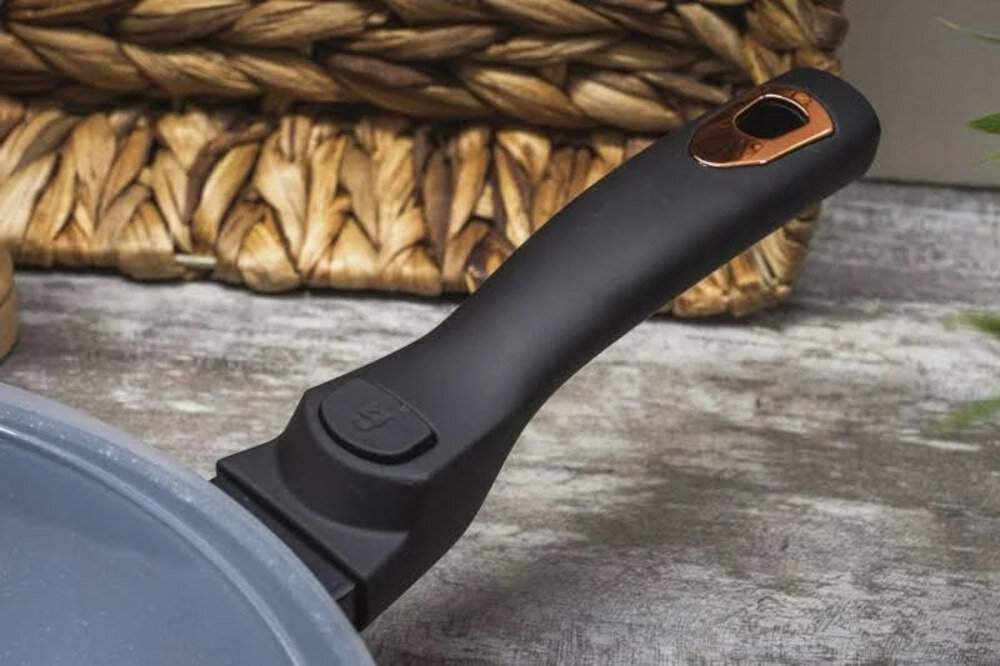 Patelnia BERLINGER HAUS Black Rose Collection BH/1952 28 cm uchwyty SOFT TOUCH system TURBO INDUCTION