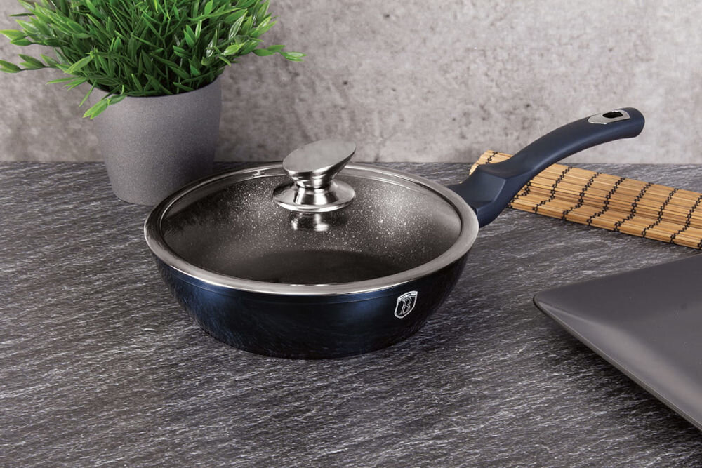 Patelnia BERLINGER HAUS Metallic Line Aquamarine Edition BH/1880 24 cm patelnia stoi na ciemnym blacie zamknięta pokrywką czarna marmurkowa powłoka w środku niebieska powłoka na zewnątrz ciemny uchwyt srebrne elementy do każdej kuchni