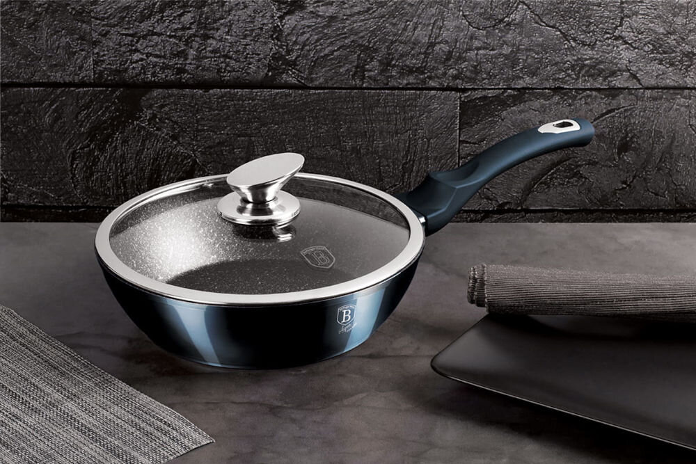 Patelnia BERLINGER HAUS Metallic Line Aquamarine Edition BH/1880 24 cm patelnia stoi bokiem na ciemnym blacie zamknięta pokrywką ze srebrnymi elementami ciemny środek na zewnątrz niebieska powłoka średnica 24 cm stylowy design solidne wykonanie z odlewu aluminium wytrzymałe tworzywo sztuczne trwałość estetyka szybko się nagrzewa długo utrzymuje ciepło efektywne gotowanie do codziennego użytku wygoda komfort