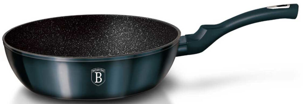 Patelnia BERLINGER HAUS Metallic Line Aquamarine Edition BH/1880 24 cm patelnia stoi bokiem czarny marmurkowy środek niebieska powłoka na zewnątrz ciemny uchwyt białe tło trójwarstwowa powłoka marmurowa nie zawiera szkodliwego PFOA bezpieczny dla zdrowia nieprzywierająca powierzchnia smażenie z minimalną ilością tłuszczu dla osób dbających o zdrowy tryb życia komfort łatwość użytkowania w kuchni