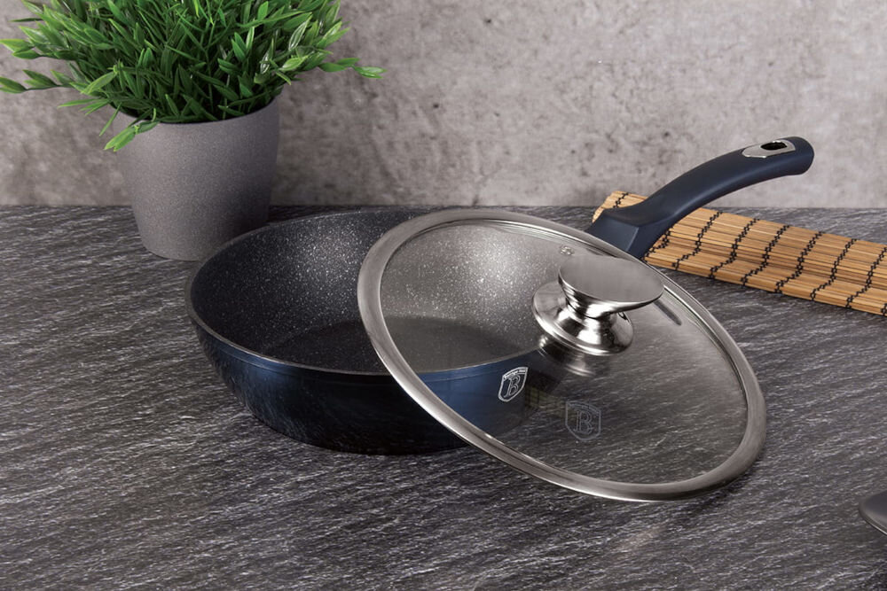 Patelnia BERLINGER HAUS Metallic Line Aquamarine Edition BH/1880 24 cm patelnia ciemny środek niebieska powłoka na zewnątrz oparta pokrywka przezroczysta srebrny uchwyt pokrywki i obrzeża białe tło wszechstronny produkt na wszystkich rodzajach kuchenek indukcyjnych, gazowych, ceramicznych, halogenowych elektrycznych Ergonomiczny uchwyt typu Soft Touch pewny chwyt nie nagrzewa się bezpieczeństwo podczas gotowania możliwość mycia patelni w  zmywarce pokrywka kontrolę nad procesem gotowania otwór wentylacyjny zapobieganie kipieniu