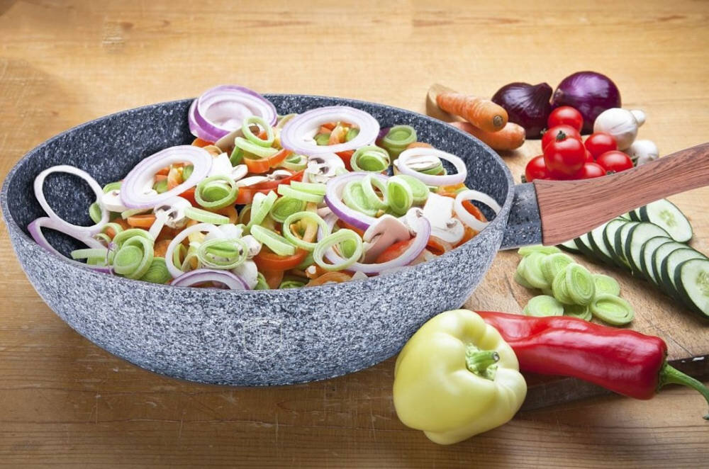 Patelnia wok BERLINGER HAUS Forest Line BH/1204N 28 cm mozliwosci smazenie duszenie gotowanie na parze mieszanie skladnikow