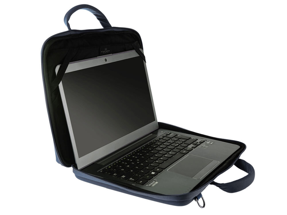 Na obrazie widoczna jest otwarta torba na laptopa w kolorze granatowym, w której znajduje się laptop. Torba ma uchwyt do przenoszenia i zamek błyskawiczny.