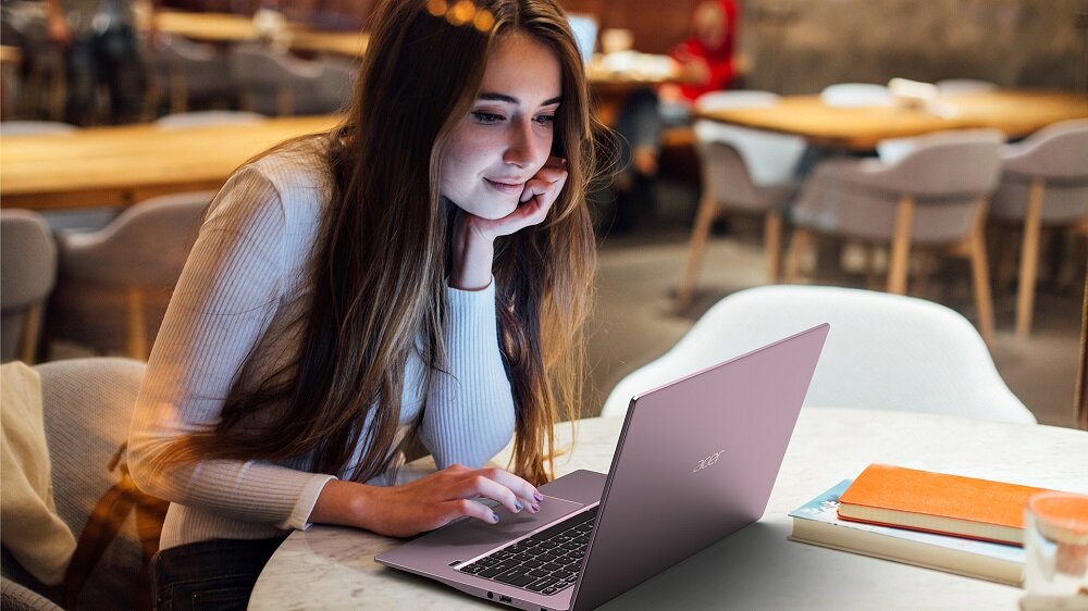 Laptop Acer Swift 3 smukła obudowa procesor AMD Ryzen 3 4300U Dysk SSD 4 GB RAM