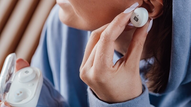 Słuchawki dokanałowe BLOW Earbuds BTE100 Biały widok spacer Bluetooth