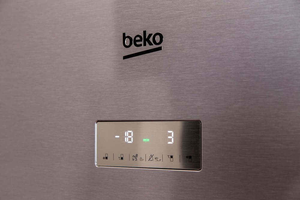 Lodowka-BEKO-MCNA406E63ZXBN wyświetlacz elektroniczny
