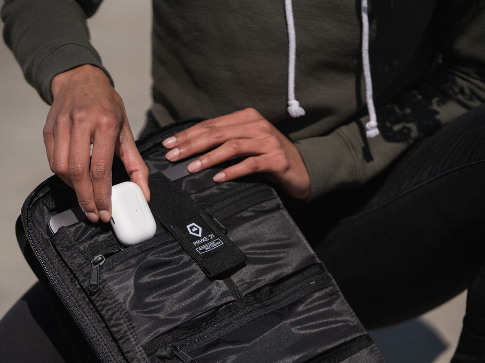 Plecak WANDRD Prvke 21 Czarny przegroda na laptopa kieszonka z polaru kieszeń na bidon