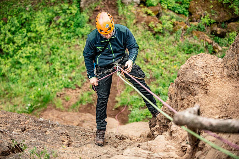 Polar roboczy NEO TOOLS 81-506-S (rozmiar S) Wybór dla profesjonalistów wygląd prezentacja lifestyle osoba prezentująca się wspina