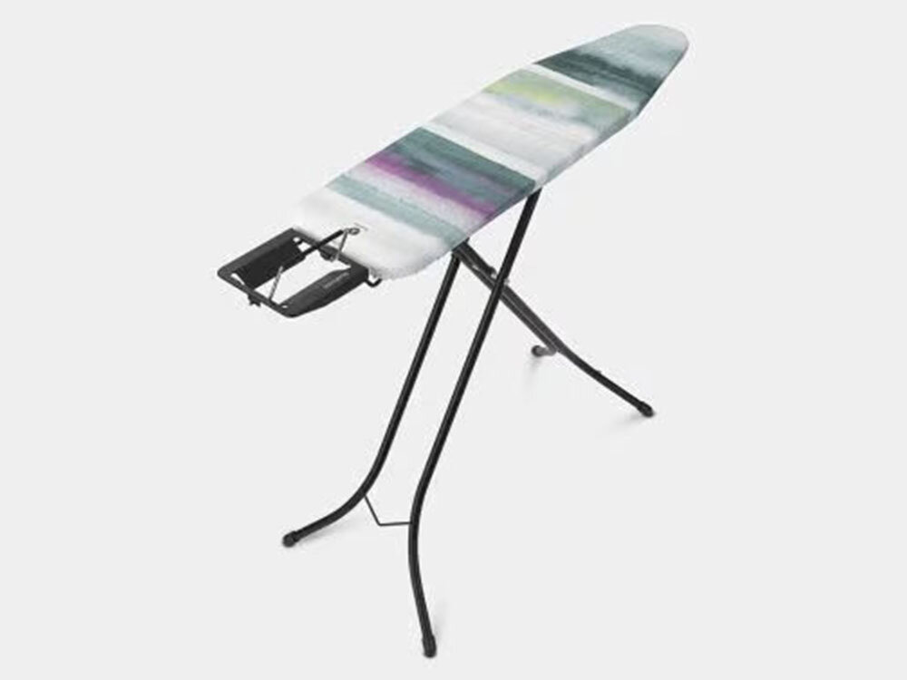 Deska do prasowania BRABANTIA 134180 Morning Breeze 110 x 30 cm ułatwienie prasowania jasne tło deska stoi bokiem kolorowy pokrowiec czarne nóżki czarna podstawka pod żelazko
