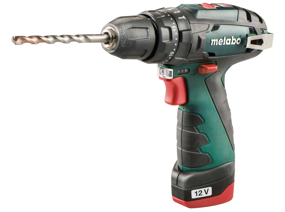 Wiertarko-wkrętarka METABO PowerMaxx BS Basic 600385500 urządzenie na białym tle widoczne od przodu pod kątem do domowych prac montazowych i remontowych zasilanie akumulatorowe niewielka konstrukcja