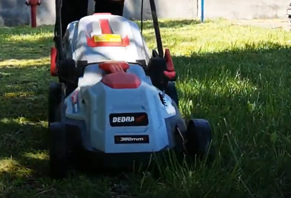 Kosiarka elektryczna DEDRA DED8708 1600W silnik moc 1600 W noże z wysokiej jakości materiałów wyprofilowanie noży i kształtowanie krawędzi tnących szerokość robocza 38 cm wysokość od 20 do 70 mm koszenie z uwzględnieniem preferowanej wysokości trawy 5-stopniowa skala