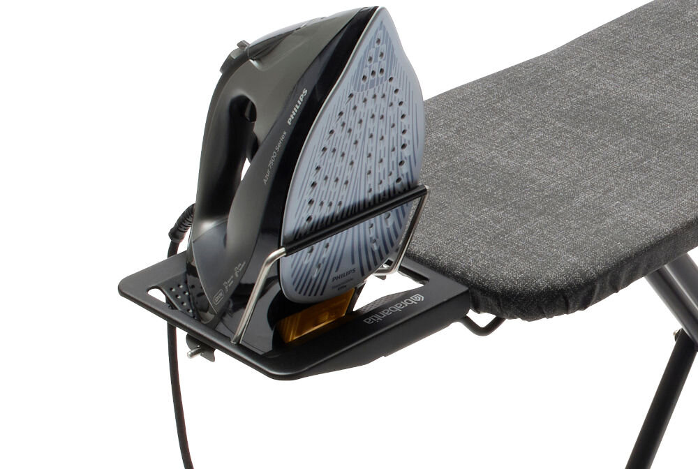 Deska do prasowania BRABANTIA 134203 Denim Blue 110 x 30 cm  46,2 x 7 x 160,5 cm blat 110 x 30 cm  żelazko na czarne podstawce przewód białe tło funkcjonalne rozwiązanie solidny uchwyt na generator pary (40 x 22 cm) pokrowiec z bawełny przylegająca osłona z zapięciem na sznurek system napięcia Stretch-System wygoda, bezpieczeństwo i jakość współczesne gospodarstwo domowe 