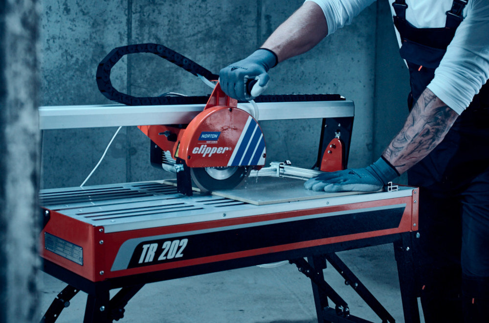 Przecinarka do glazury NORTON Clipper TR202 silnik moc 900 W rozpędza tarczę tnącą do 2950 obr/min niska podatność na awarie praca nieprzerwanie przez wiele godzin bazuje na certyfikowanych komponentach solidny sprzęt