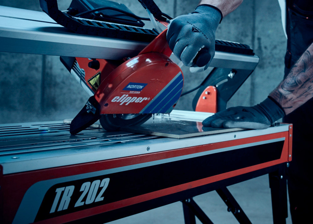 Przecinarka do glazury NORTON Clipper TR202 wytrzymała szyna prowdząca prowadnica głowicy tnącej płynny posuw wychylna głowica cięcie ukośne płytek o wymiarach 40x40 cm ukośne cięie w zakresie 0-45 stopni