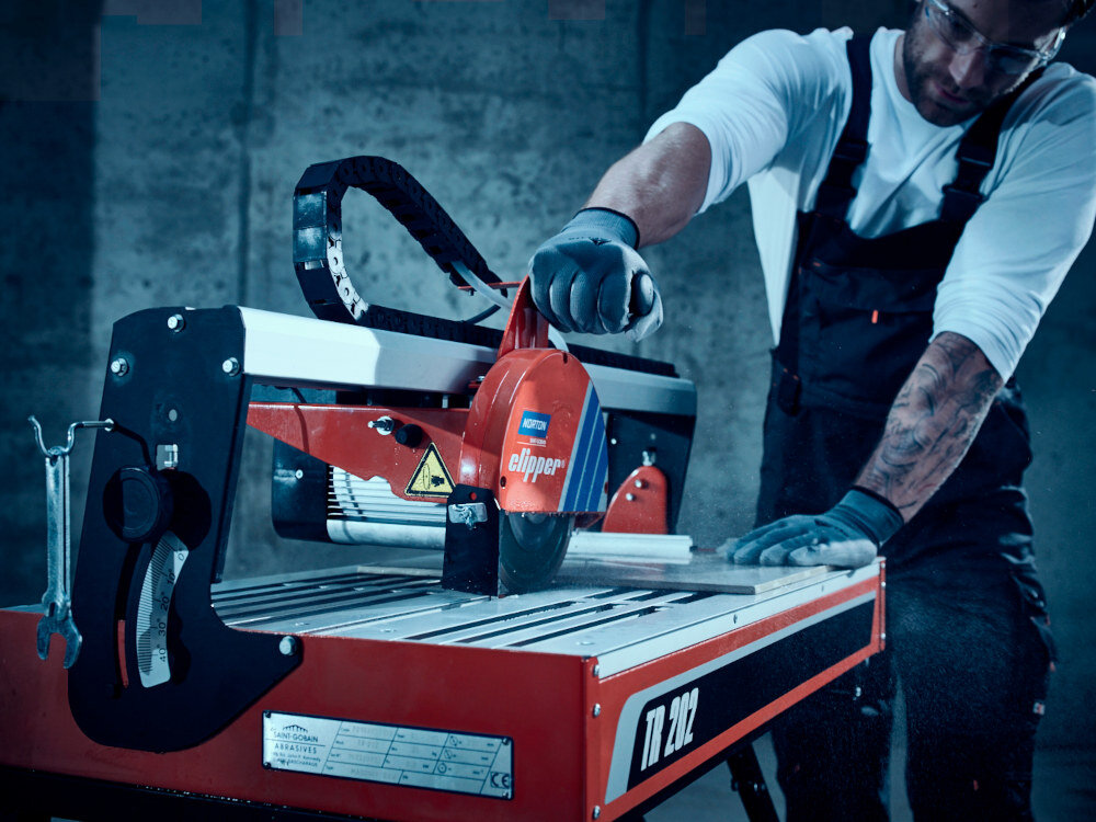 Przecinarka do glazury NORTON Clipper TR202 praca w zgodzie z rygorystycznymi zasadami ergonomii wyprofilowana rękojeść pewnie i stabilnie leży w dłoni antypoślizgowe tworzywo