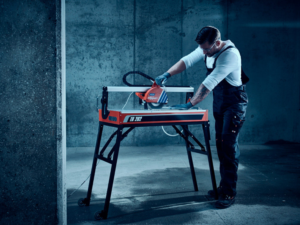 Przecinarka do glazury NORTON Clipper TR202 urządzenie wazy 35 kg składane nogi kółka transportowe 2 uchwyty można łatwo złożyć i schować