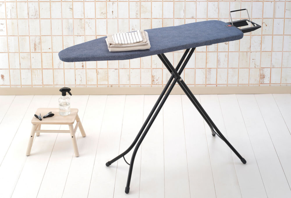 Deska do prasowania BRABANTIA 134265 Denim Blue 124 x 38 cm deska rozłożona ciemny pokrowiec czarne nogi czarna podstawa solidna budowa z trwałej, stalowej ramy o średnicy 22 mm wytrzymałość stabilność cztery solidne nogi mocne wsparcie konstrukcja odporna na codzienne intensywne użytkowanie staranna konstrukcja pełne bezpieczeństwo komfort podczas prasowania   