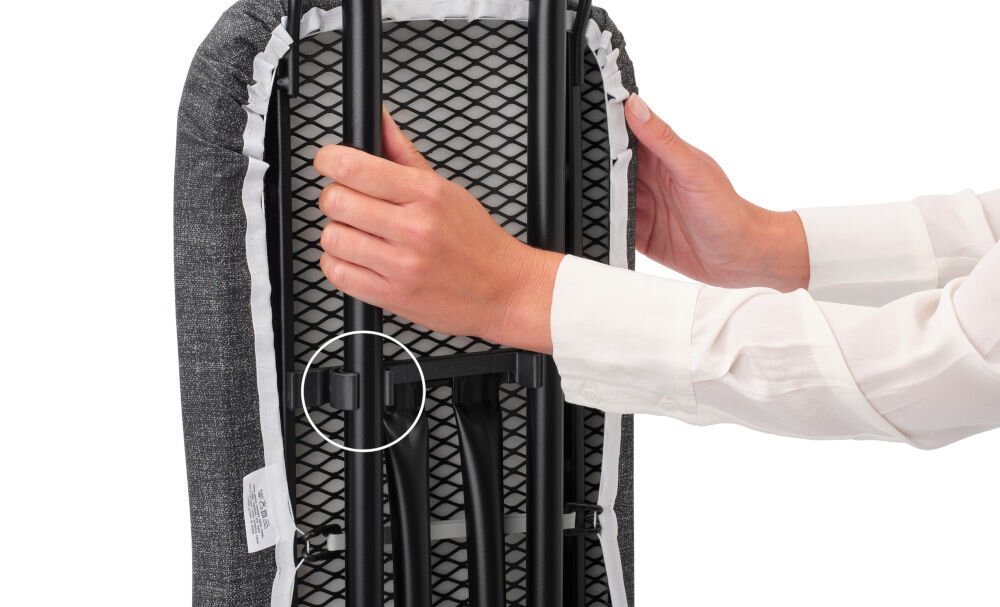 Deska do prasowania BRABANTIA 134265 Denim Blue 124 x 38 cm osoba trzyma złożoną deskę czarna metalowa konstrukcja białe tło wygodne przechowywanie i transport blokada transportowa bezpieczne złożenie blokada dziecięca zapobieganie przypadkowemu otwarciu dodatkowe bezpieczeństwo w domu łatwa do przechowywania małe przestrzenie 