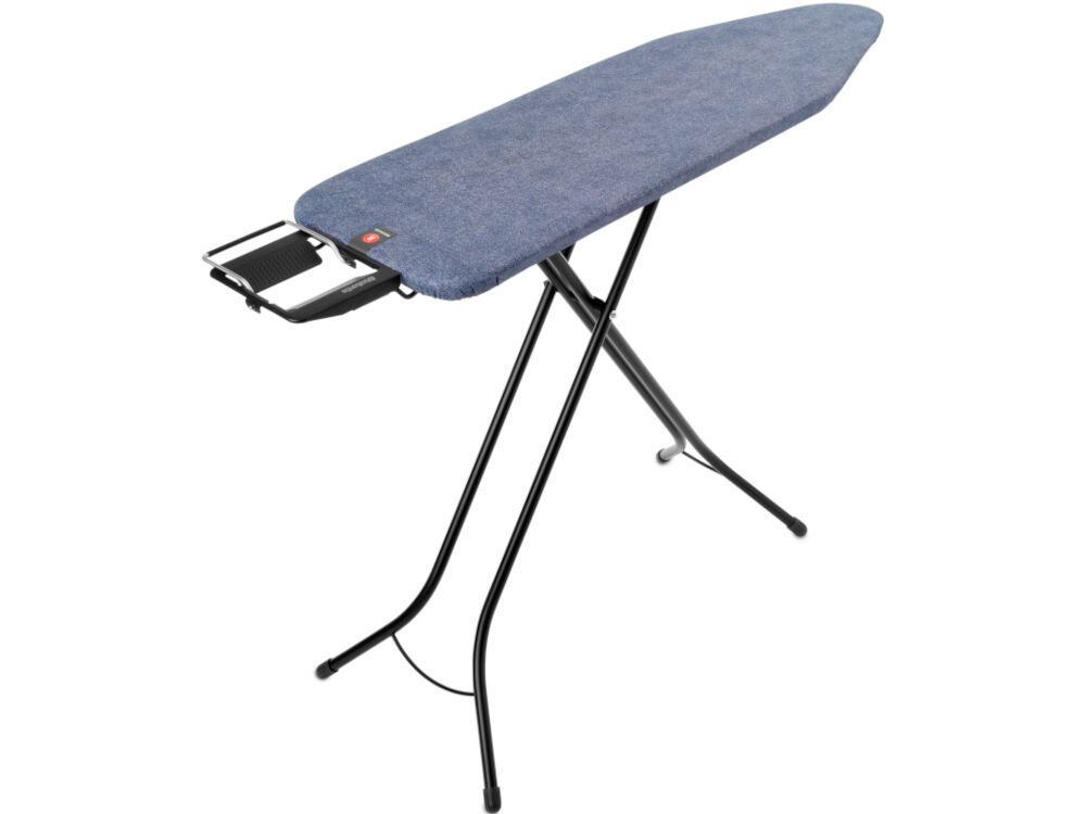 Deska do prasowania BRABANTIA 134265 Denim Blue 124 x 38 cm deska stoi bokiem ciemny pokrowiec czarne nóżki czarna podstawa białe tło certyfikat Cradle-to-Cradle® w poziomie brązowym minimalizowany wpływ na środowisko z materiałów nadających się do recyklingu trwałość łatwość w użytkowaniu ekologiczne rozwiązanie  