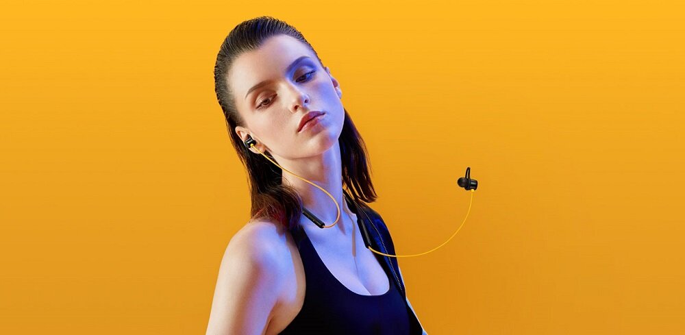 Słuchawki dokanałowe REALME Buds Wireless Żółty niska waga widok kobieta żółte tło