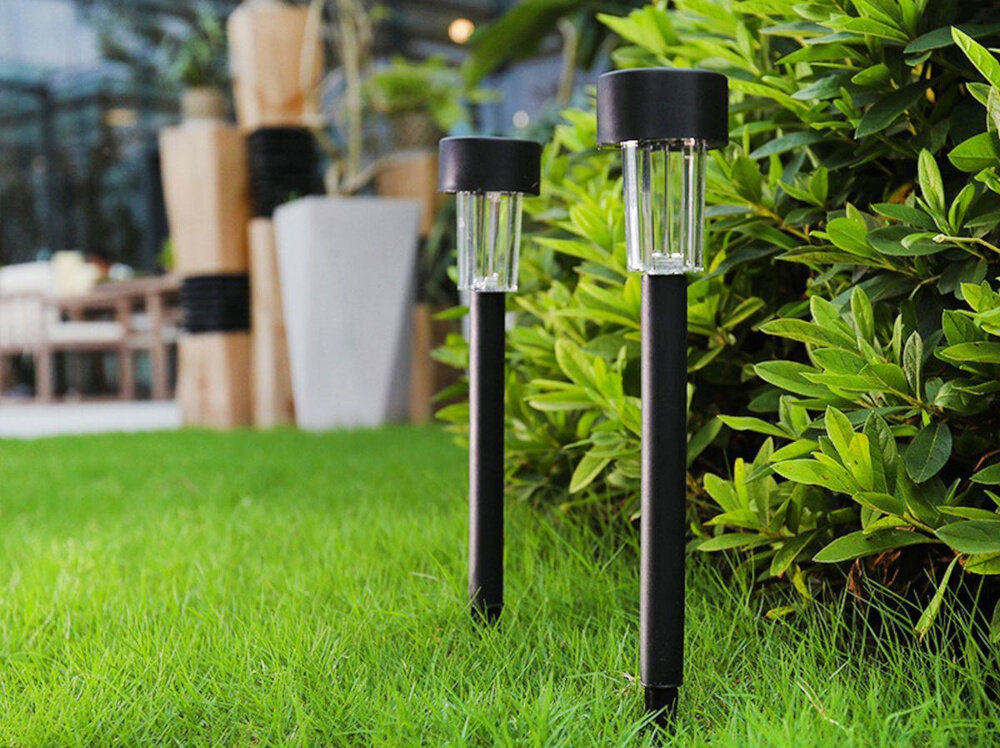 Lampa solarna SASKA GARDEN 1020693 prosty montaz nie wymaga podlaczenia kabli dlugi grot okolo 10,5 cm wymiary 31 x 4 ,7 cm z grotem