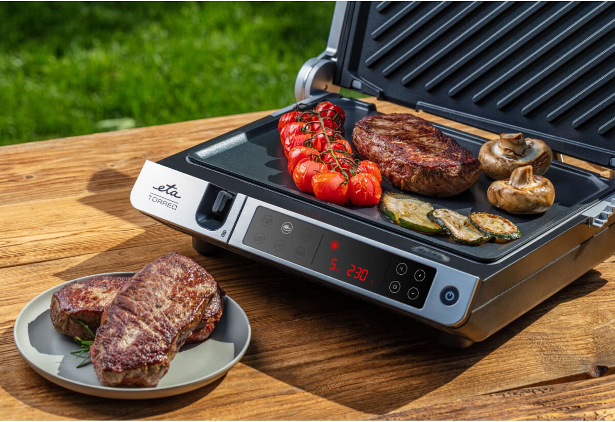 Grill elektryczny ETA Torreo 715590000, pojemność, porcje, rodzina, spotkania, Stek i warzywa grillowane na otwartym grillu ETA Torreo, cyfrowy panel LCD, grill na drewnianym stole plenerowym.