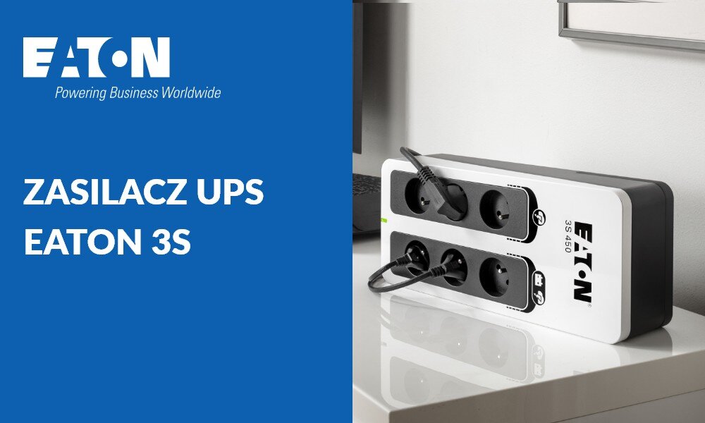 Zasilacz UPS EATON 3S Zasilacz awaryjny stojący na jasnym blacie z wpiętymi kilkoma wtyczkami, po lewej stronie widoczny jest napis 'ZASILACZ UPS EATON 3S' na niebieskim tle