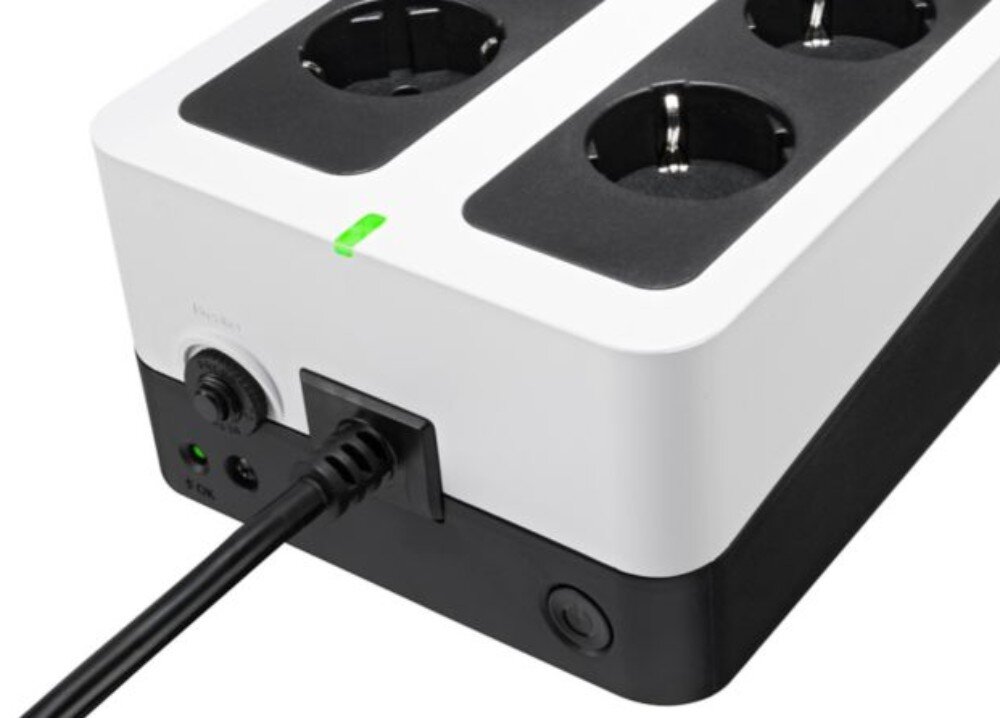 Zasilacz UPS EATON 3S Zbliżenie na tylny panel zasilacza awaryjnego z widocznym grubym kablem zasilającym, gniazdami sieciowymi oraz portami USB i RJ45
