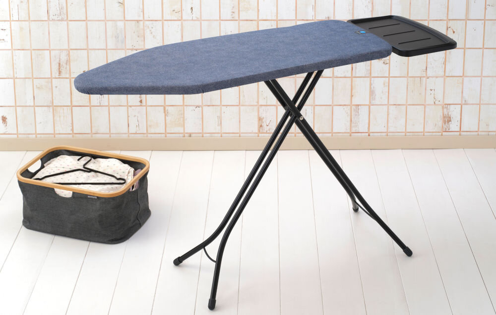 Deska do prasowania BRABANTIA 134623 Denim Blue 124 x 45 cm deska rozłożona czarne nogi ciemny pokrowiec czarna podstawka solidna budowa z trwałej, stalowej ramy o średnicy 25 mm wytrzymałość stabilność cztery solidne nogi mocne wsparcie konstrukcja odporna na codzienne intensywne użytkowanie staranna konstrukcja pełne bezpieczeństwo komfort podczas prasowania   