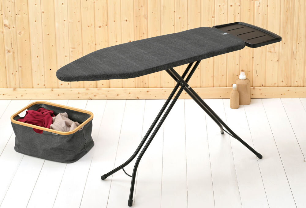 Deska do prasowania BRABANTIA 134746 Denim Black 124 x 45 cm deska stoi bokiem ciemny pokrowiec czarna podstawka czarne nóżki solidna budowa z trwałej, stalowej ramy o średnicy 25 mm wytrzymałość stabilność cztery solidne nogi mocne wsparcie konstrukcja odporna na codzienne intensywne użytkowanie staranna konstrukcja pełne bezpieczeństwo komfort podczas prasowania   